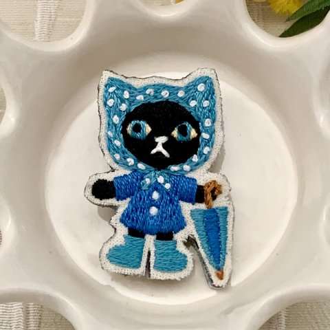 雨上がりのこねこ刺繍ブローチ(青)