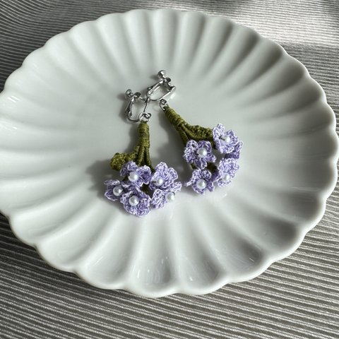 レース糸で作ったら小さな事でお花のイヤリング