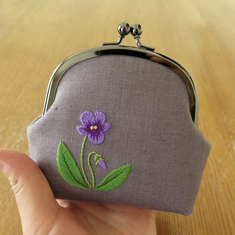 手刺繍のがま口〈 すみれ 〉