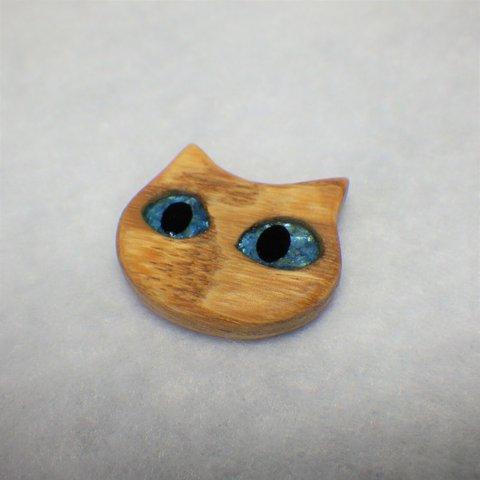 ネコ（水色の目）の木製マグネット　タモ