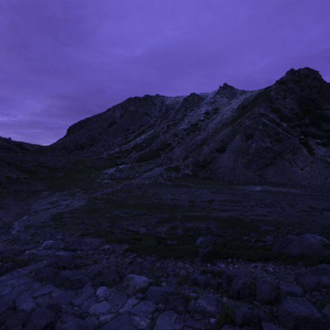 壁にかけられる写真パネル「白山御前峰の朝焼け」