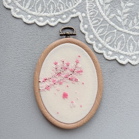 刺繍フレーム　桜吹雪　春　壁飾り　インテリア雑貨　シンプル　ファブリックパネル　柔らかピンク　和風