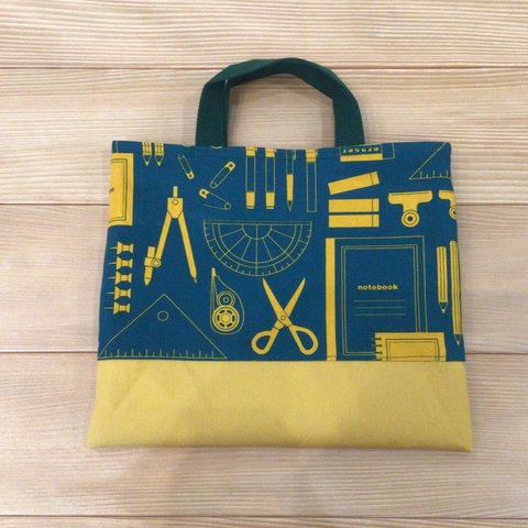 【完成品】ミニバッグ　文房具✂️グリーン　裏地キルティング　25×30センチ　マチなし　バッグ　お道具入れ　お道具バッグ　レッスンバッグ　小さめ　ステーショナリー