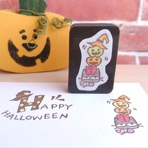 ハロウィンカボチャを運びたい猫　消しゴムはんこ(M388)　