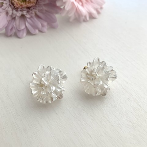 白いお花のイヤリング•ピアス