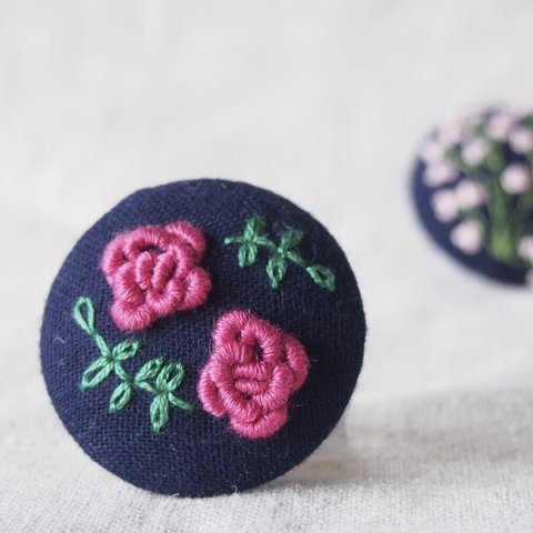 刺繍ブローチ(綿麻) ピンクの薔薇　ヘアゴム可 くるみボタン　送料無料