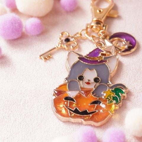 ネコとカボチャのハロウィンパーティー レジンキーホルダー /ゴールド