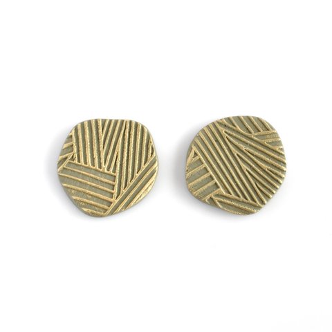 ポリマークレイのスタッドピアスorイヤリング　エンボス　＜オリーブxゴールド＞／Polymer clay Embossed stud earrings 