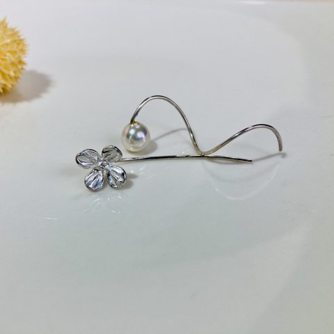 一輪の花とパールのくねくねピアス