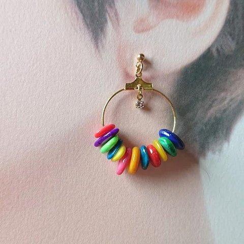 カラフルなシェルピアス