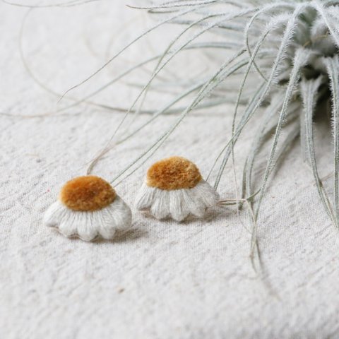 カモマイル 小花 刺繍 ピアス