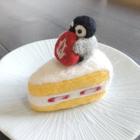 大きなイチゴショートケーキとペンギン君