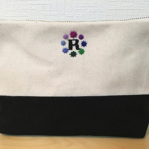 イニシャル刺繍ポーチ