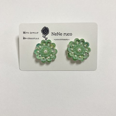 SALE【ピアス】ビーズ刺繍とスパンコールのお花（グリーン）