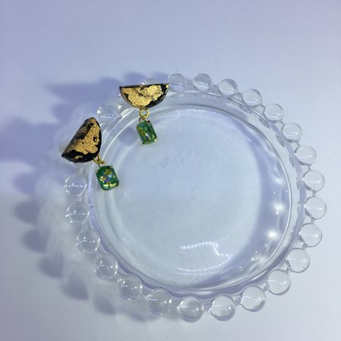 金箔と木のピアス☆緑の宝石付