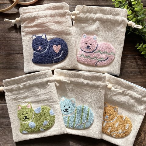 ねこ　巾着袋　ポーチ　メイクポーチ　もこもこ　刺繍　カラフル　プレゼント　北欧　かわいい　パンチニードル