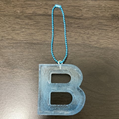 【一点物】ダメージブルーB字キーホルダー -key chain-