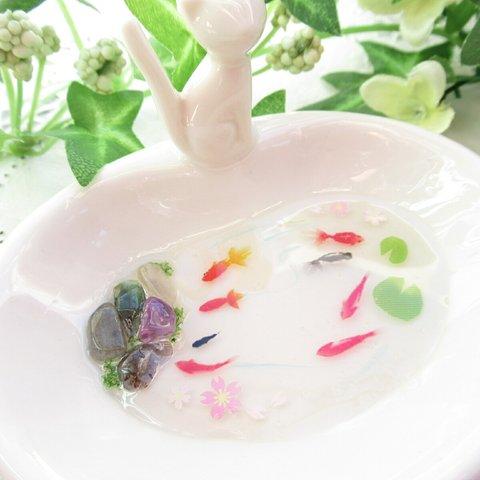 再販    猫が覗き込む 金魚が游ぐ池     (桜バージョン)  アクセサリートレイ