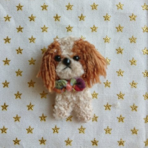 キャバリアのフワモコ刺繍ブローチ。どれも1000円。