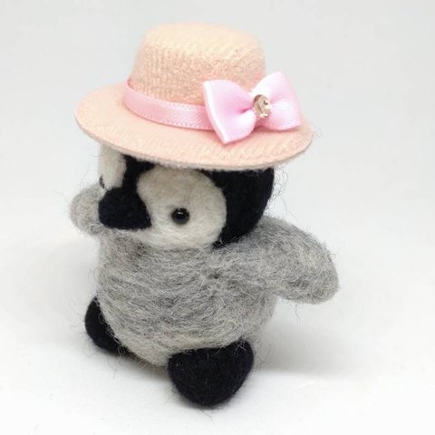 おしゃれ！ピンク帽子のペンギンちゃん