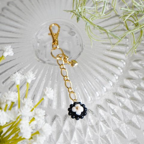 〚　journey　〛手刺繍お花チャーム～white & black～　No.C2