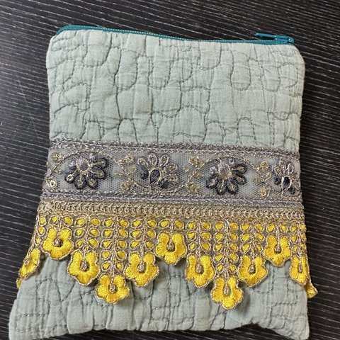 インド刺繍リボンとイブルキルトのポーチ