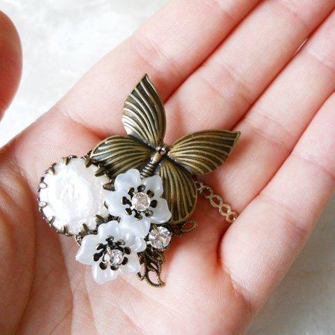 【SOLD】蝶と淡水パールの小さめブローチ