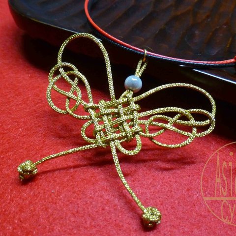 金の蝶のネックレス