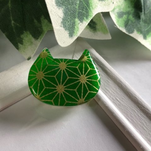 ネコの帯留め     麻の葉模様 緑