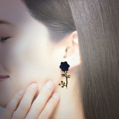 揺れる花ピアス