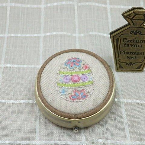 刺繍のアクセサリーケース　（たまご）