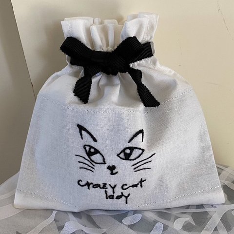 猫の刺繍をした黒いリボンの巾着