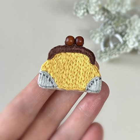 がま口バッグの刺繍ブローチ