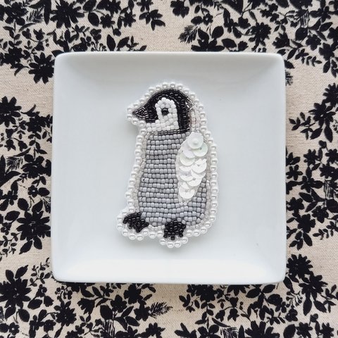 ビーズ刺繍＊赤ちゃんペンギンのブローチ