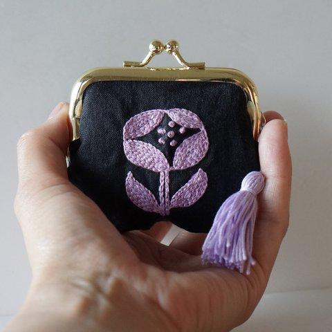 ネイビーにラベンダー色のお花刺繍の小さながま口