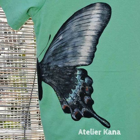 羽根を広げた蝶のTシャツ