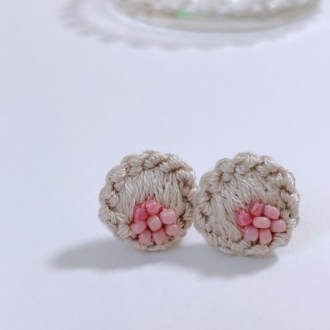 ハンドメイドピアス　刺繍　ビーズ