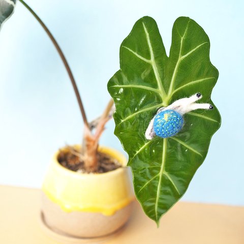 【ニードル刺繍マグネット】青い殻のカタツムリ / 平和・信頼