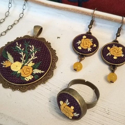 むらさきベースに黄色のバラ刺繍 アクセサリー３点セット