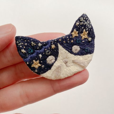 星空の猫　刺繍ブローチ