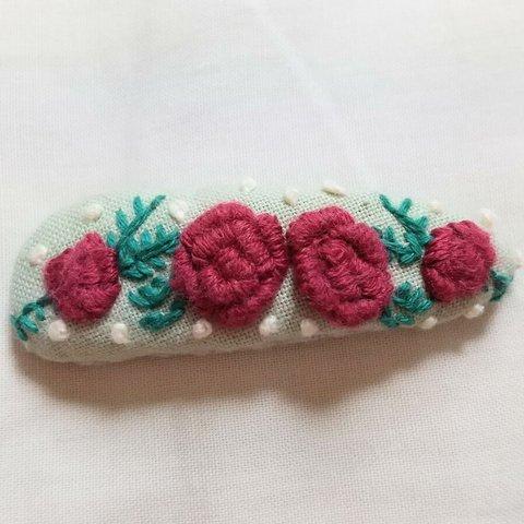 ４連赤バラ刺繍のカッチンピン