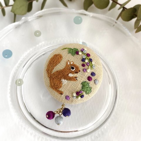 リスと野葡萄＊手刺繍ブローチ＊ 