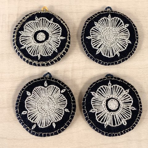 お花の刺繍のペンダントトップ