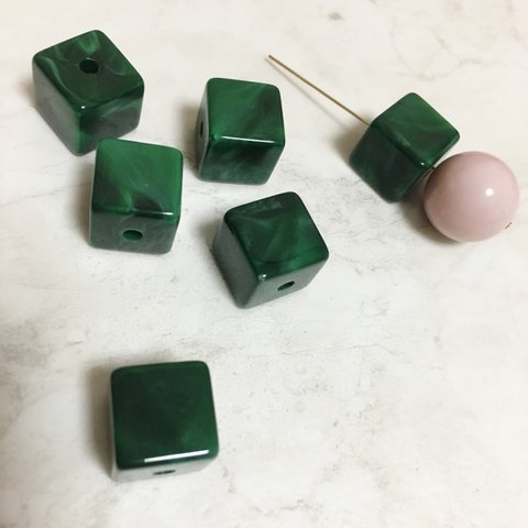 (4個)アクリルキューブビーズ(13×13mm)グリーン