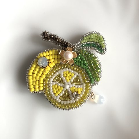 レモン　ブローチ　リュネビル刺繍　檸檬