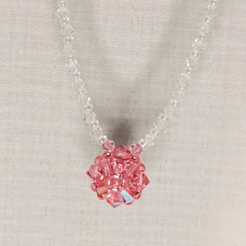 金属アレルギー対応　ビーズとテグスのみのアクセサリー　【桜のミニフラワーボールのネックレス】