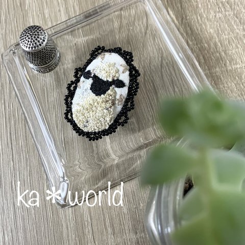 羊刺繍のブローチ