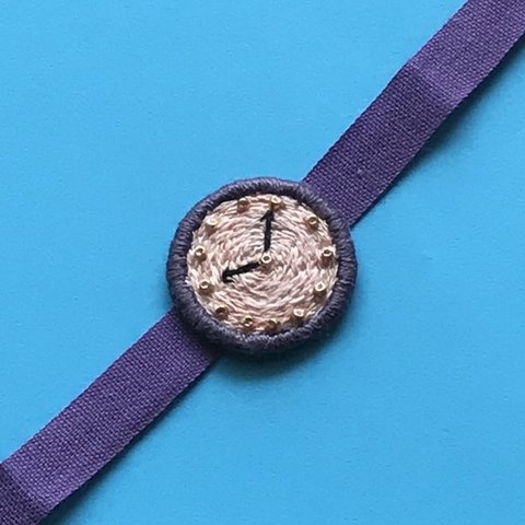 腕時計モチーフの刺繍ブレスレット