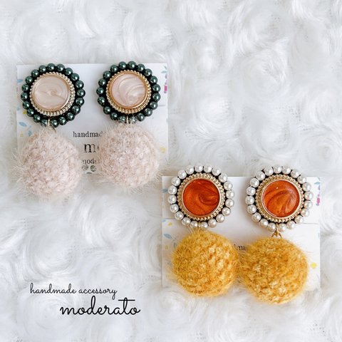 ビーズ刺繍 ボタンカボション×ニットチャームのころころイヤリング