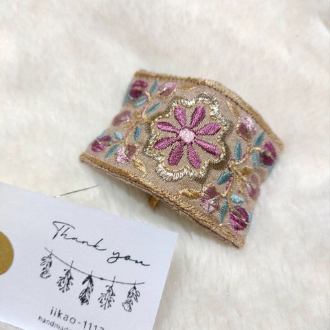 インド刺繍リボンのポニーフック　ピンクベージュ